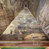 L�interno della cupola, composto da pannelli in legno, � infatti finemente dipinto con raffinati paesaggi: residenze nobiliari, eclettici edifici arroccati su collinette, silenziosi laghi e montagne innevate
